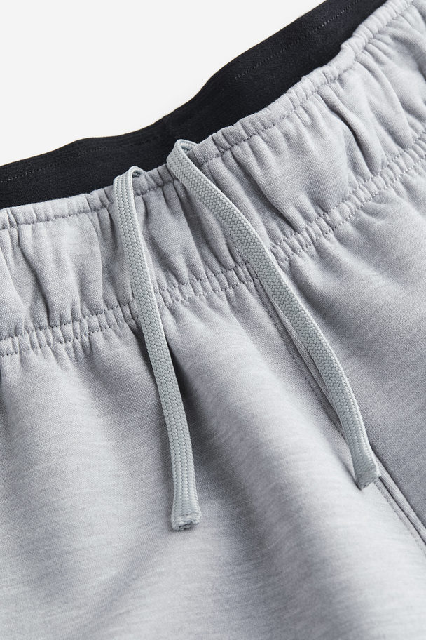 H&M DryMove™ Sportshorts Graumeliert