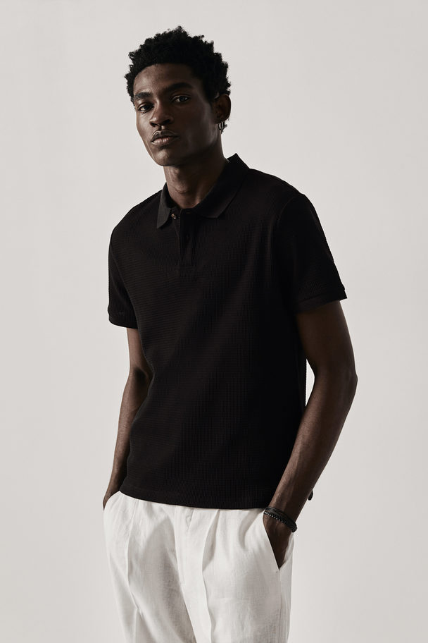 H&M Poloshirt mit Waffelmuster in Slim Fit Schwarz