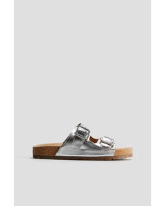 Sandalen mit zwei Riemen Silberfarben