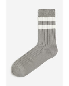 Gerippte Socken Graugrün/Weiß