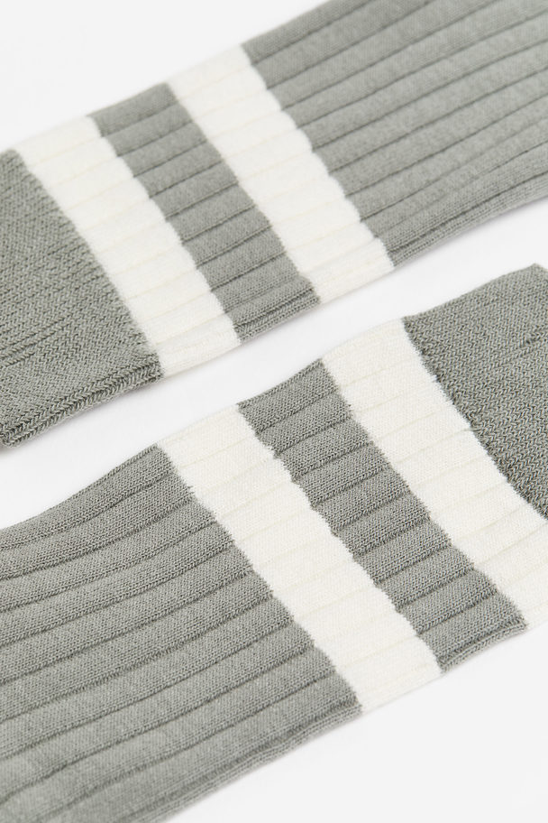 H&M Gerippte Socken Graugrün/Weiß