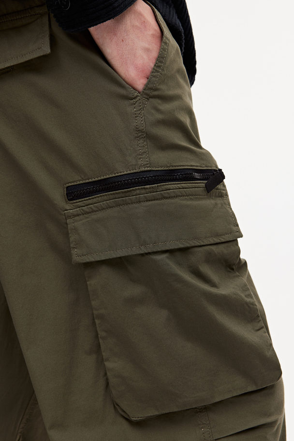 H&M Cargohose Relaxed Fit Dunkles Khakigrün