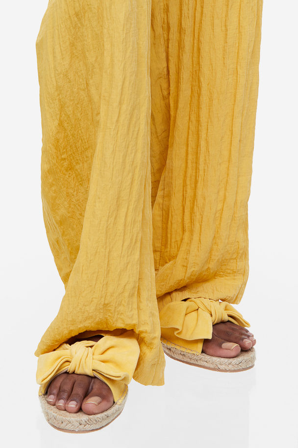 H&M Pantoletten aus Veloursleder mit Schleife Gelb