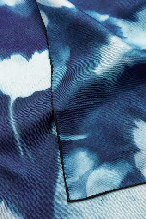 COS HALSTUCH AUS SEIDE MIT ABSTRAKTEM PRINT BLAU/FLORALER PRINT