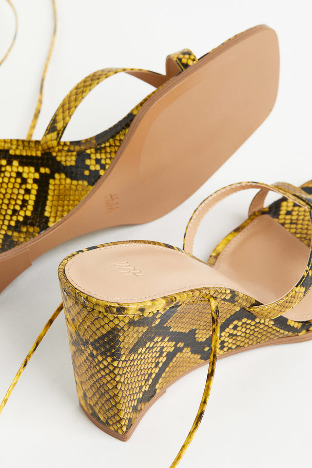 H&M Sandalen mit Keilabsatz Gelb/Schlangenmuster
