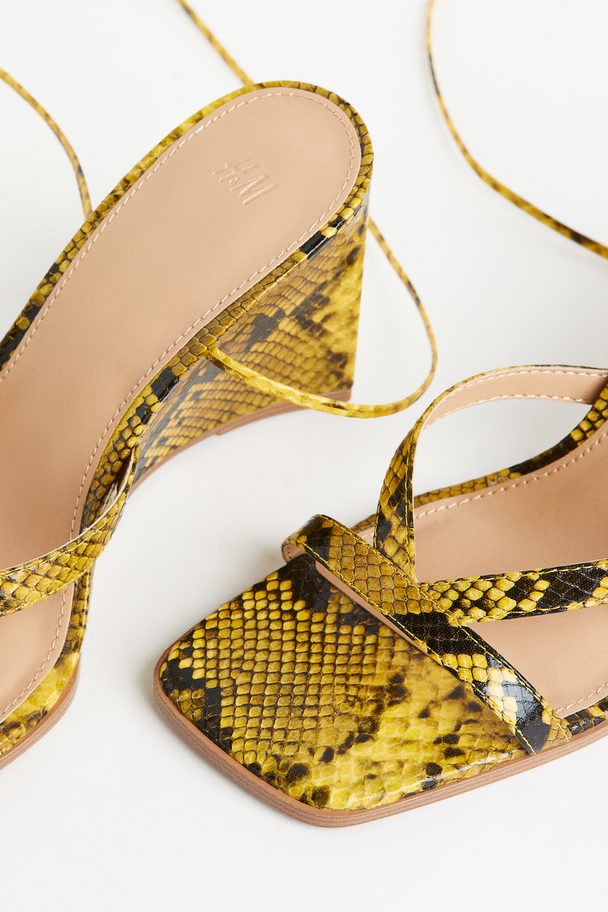 H&M Sandalen mit Keilabsatz Gelb/Schlangenmuster