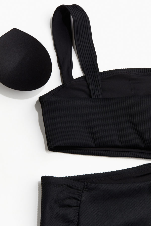 H&M MAMA Badeanzug mit Cut-out und wattierten Cups Schwarz