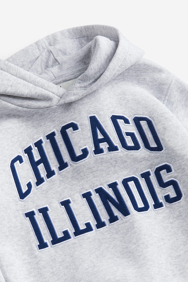 H&M Hoodie mit Print Hellgraumeliert/Chicago