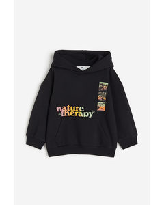 Hoodie mit Print Schwarz/Nature Therapy