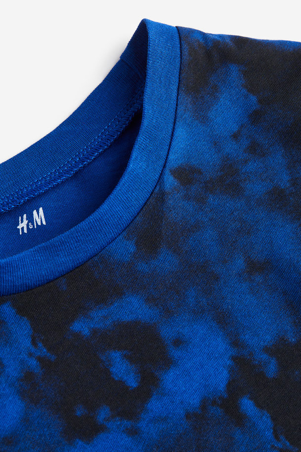 H&M T-Shirt aus Baumwolle Knallblau/Batikmuster