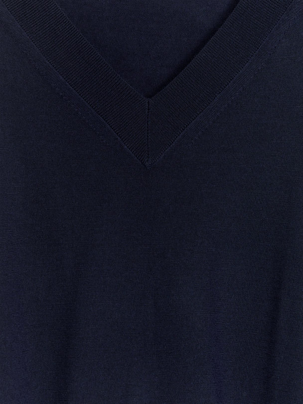 ARKET Pullover mit V-Ausschnitt aus Merinowolle Dunkelblau