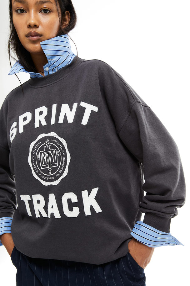 H&M Oversized Sweatshirt Med Motiv Mörkgrå/sprint Track