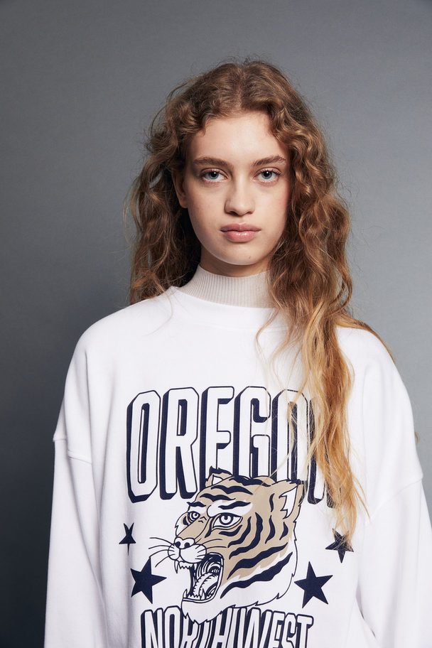 H&M Oversized Sweatshirt mit Motiv Weiß/Oregon
