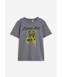 T-shirt Met Print Grijs/cobra Kai