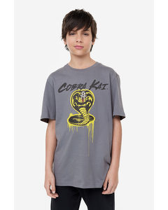 T-shirt Met Print Grijs/cobra Kai