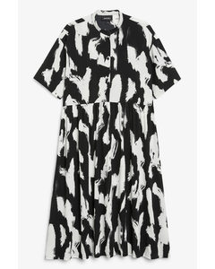 Kleid mit Gandpa-Kragen Schwarz-weiße Pinselstriche
