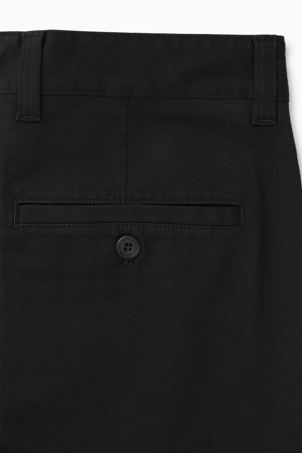 COS CHINOHOSE AUS TWILL MIT SCHMAL ZULAUFENDEM BEIN SCHWARZ