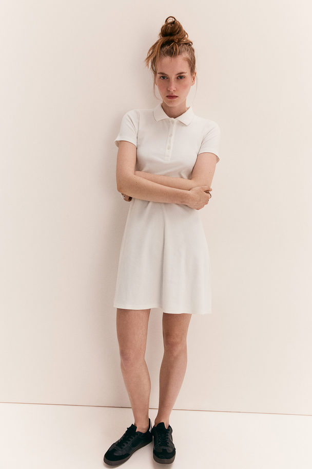 H&M Geripptes Kleid mit Kragen Cremefarben