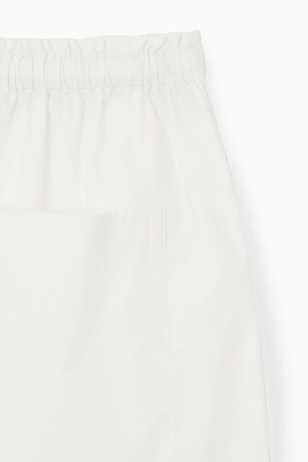 COS SHORTS MIT KORDELZUGBUND UND RAFFUNGEN WEISS