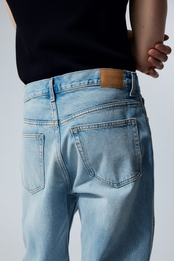 Weekday Gerade Jeans Space mit lockerer Passform Blue Delight