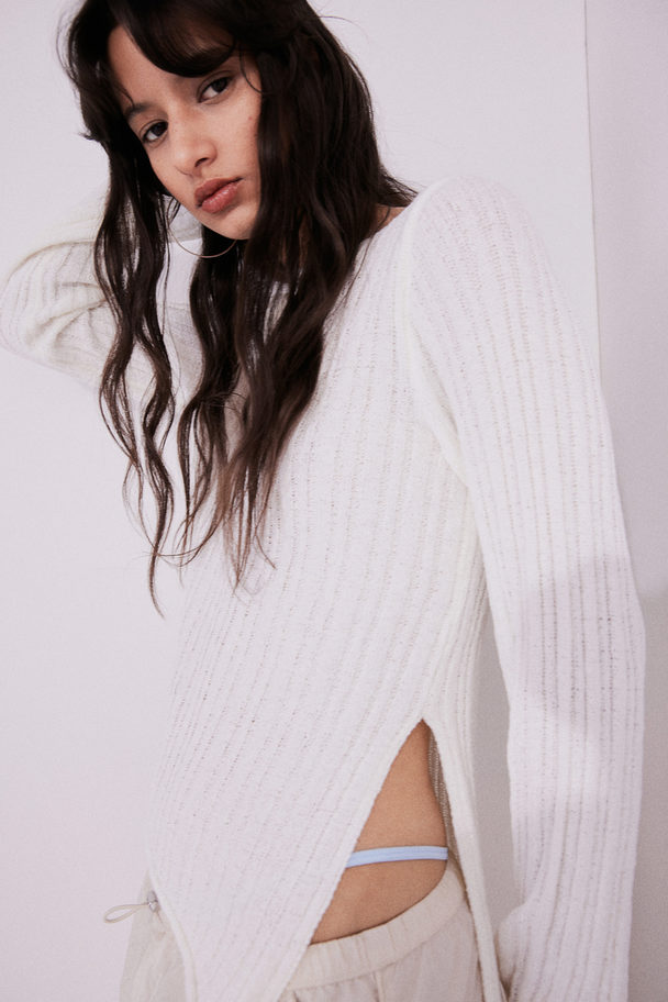 H&M Gerippter Pullover mit asymmetrischem Saum Cremefarben