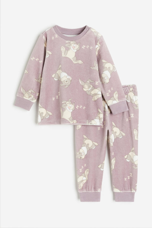 H&M Gemusterter Pyjama aus Velours Helllila/Bambi