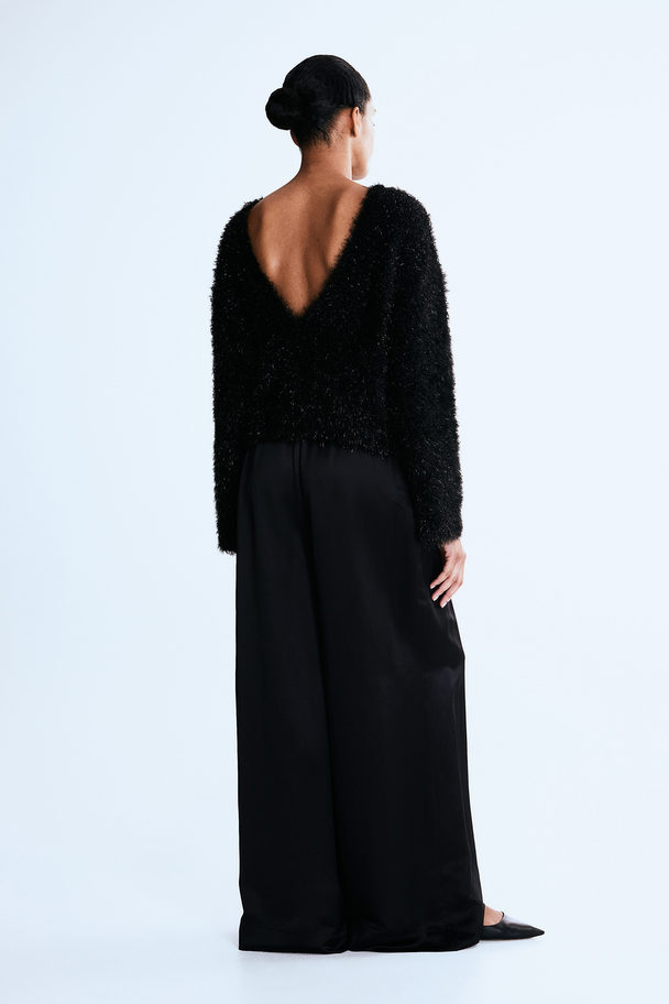 H&M Flauschiger Pullover mit tiefem Rückenausschnitt Schwarz