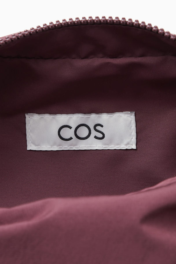 COS Crossbody-sadelväska – Nylon Mörk Vinröd