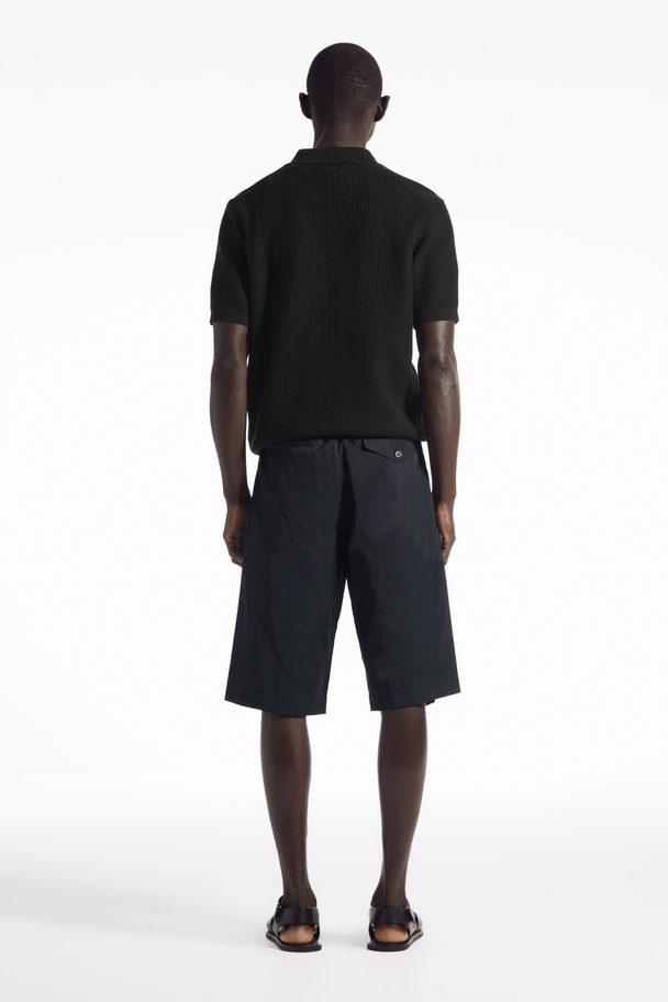 COS LANGE SHORTS AUS NYLON DUNKLES NAVYBLAU