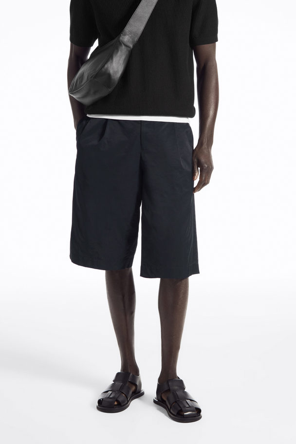 COS LANGE SHORTS AUS NYLON DUNKLES NAVYBLAU