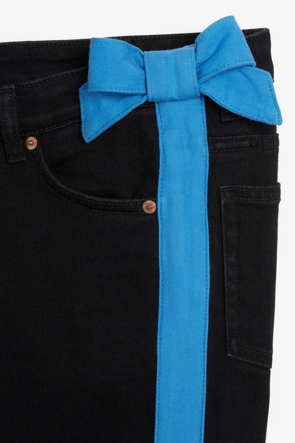 Monki Monki × IGGY JEANS Wakumi Jeans in Schwarz Schwarz & Blau