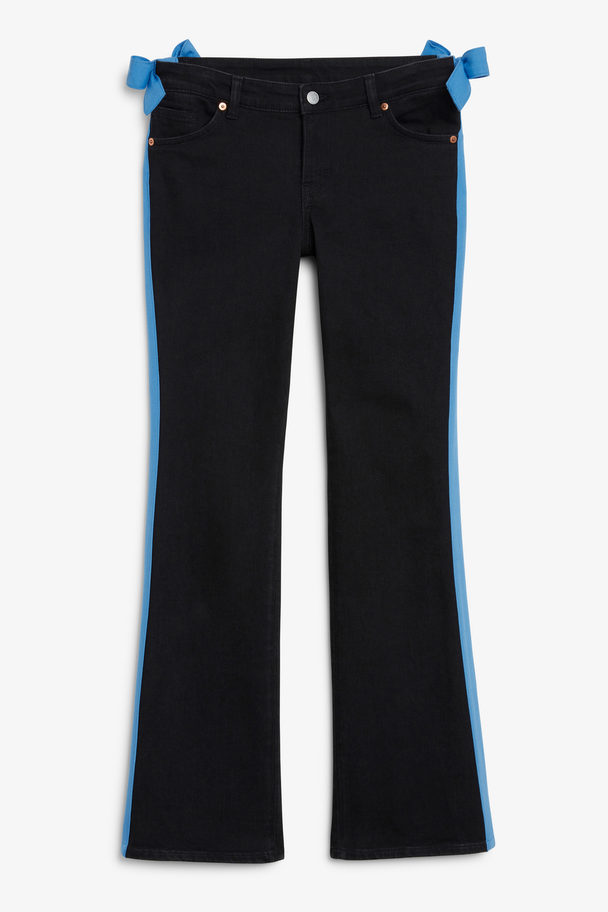 Monki Monki × IGGY JEANS Wakumi Jeans in Schwarz Schwarz &amp; Blau