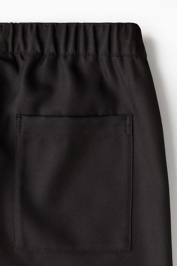 H&M Knielange Shorts in Relaxed Fit Schwarz