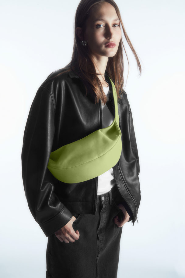 COS Crossbody-väska Swing – Läder Ljusgrön