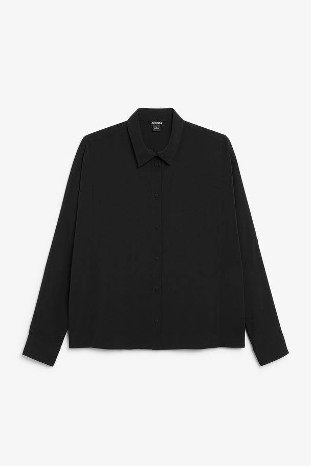 Monki Fließende schwarze Bluse mit Knopfverschluss Schwarz