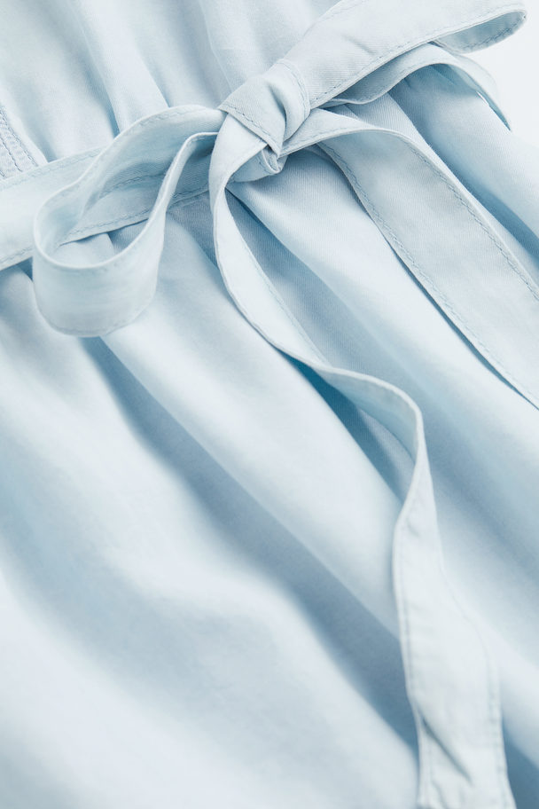 H&M MAMA Kleid mit Bindegürtel Hellblau