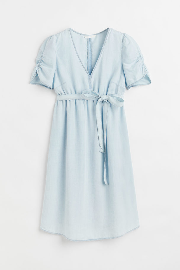 H&M MAMA Kleid mit Bindegürtel Hellblau