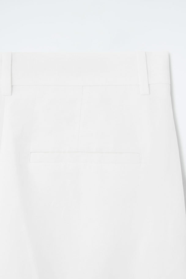 COS ELEGANTE KNIELANGE SHORTS WEISS