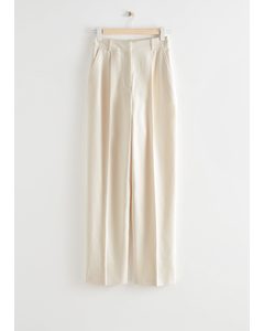 Locker geschnittene Hose mit eleganten Bügelfalten Cremefarben