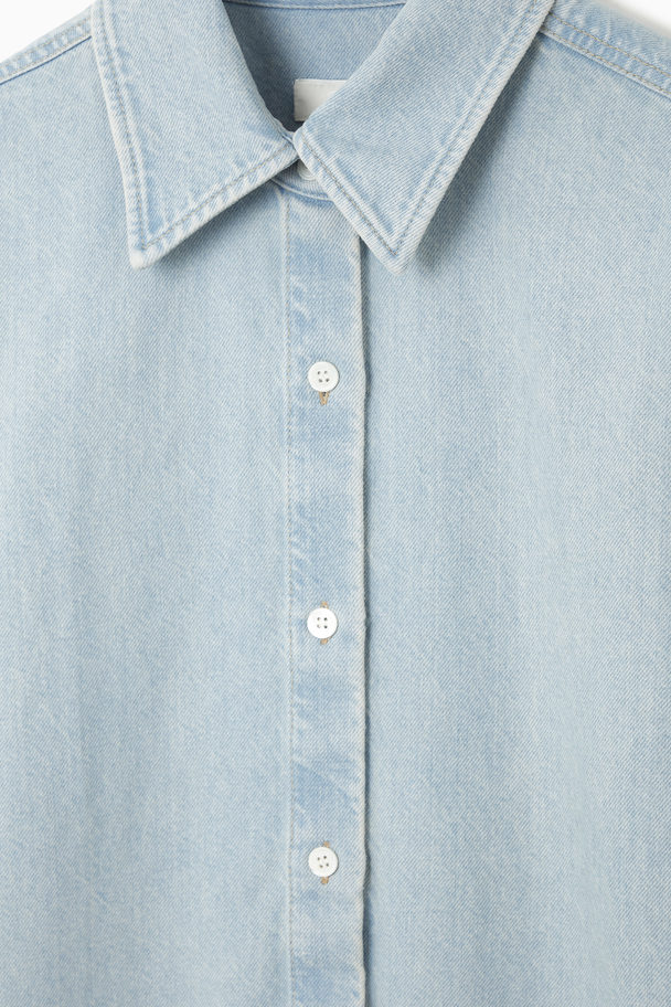 COS Kortärmad Jeansskjorta Med Fransade Kanter Ljusblå
