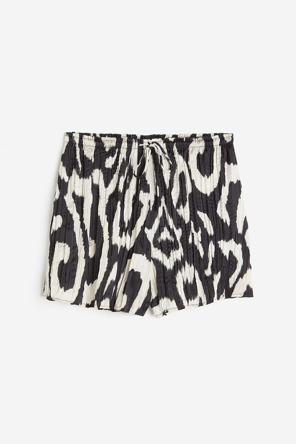 H&M Pleated Satin Shorts Black/patterned