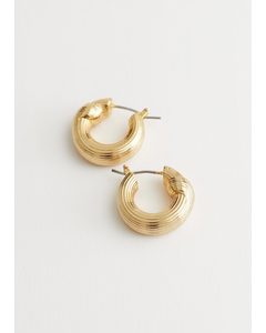 Kompakte Hoop-Ohrringe mit Seilprägung Gold