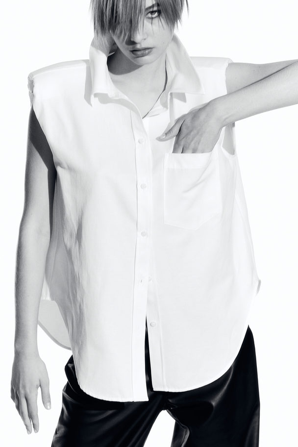 H&M Ärmellose Bluse mit Schulterpolstern Weiß