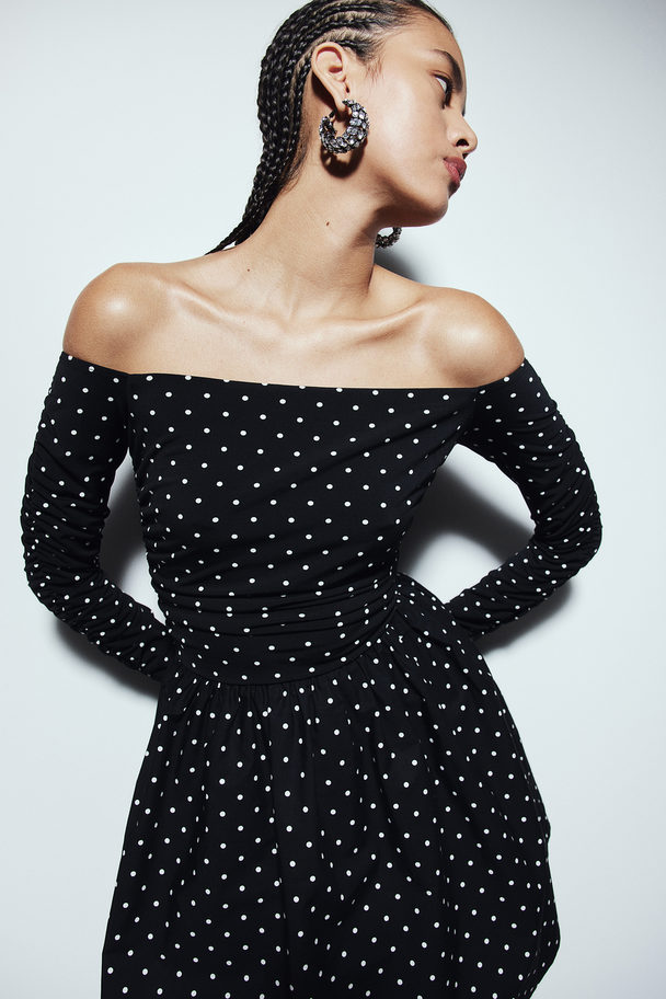 H&M Off Shoulder-kjole Med Rynker Sort/prikket