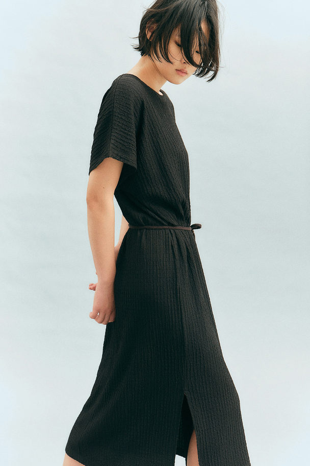 H&M Kleid aus Strukturjersey mit Bindegürtel Schwarz