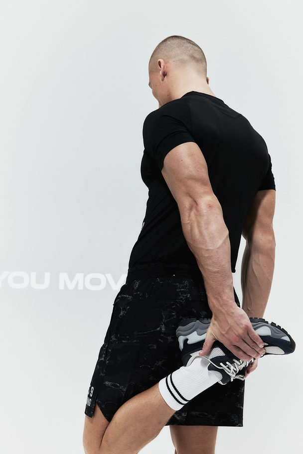 H&M DryMove™ Sport-T-Shirt in Muscle Fit Schwarz/Training