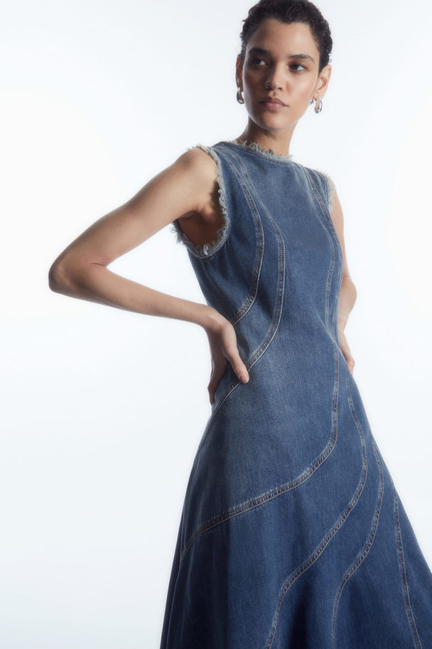 COS Midiklänning I Denim Med Asymmetrisk Våd Blekt Blå