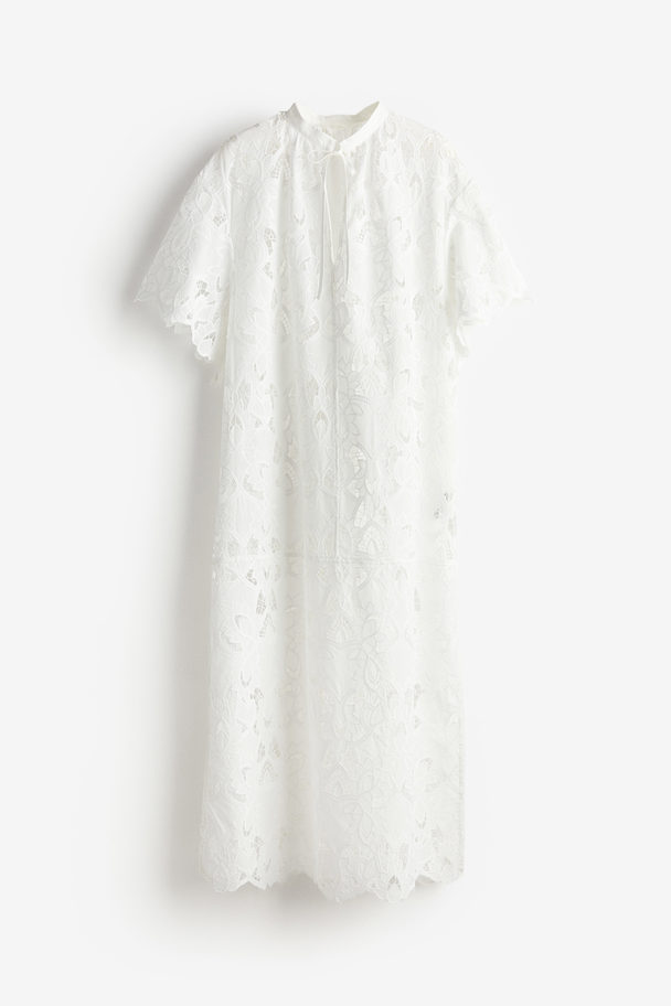 H&M Kaftankleid in Broderie Anglaise Weiß