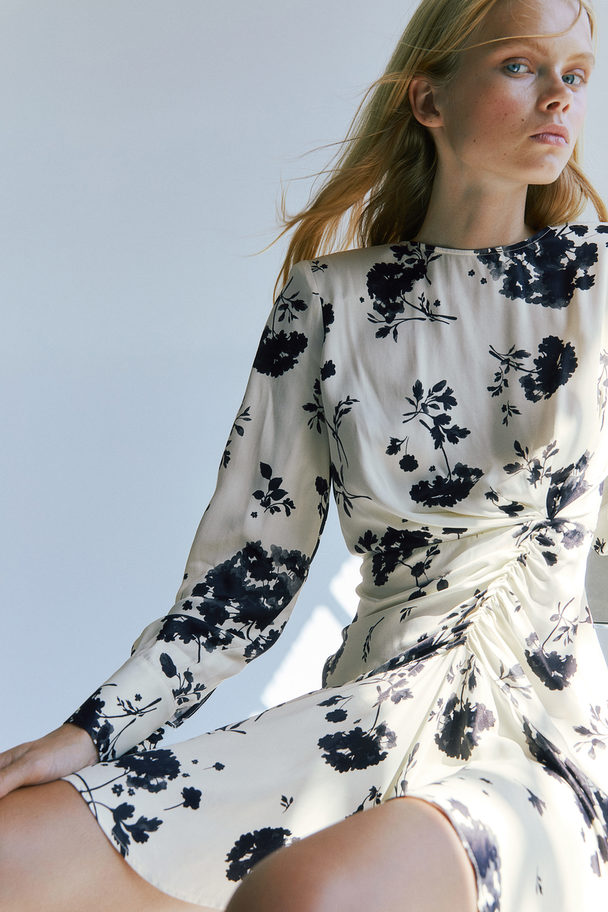 H&M Kleid mit Raffungen Weiß/Geblümt