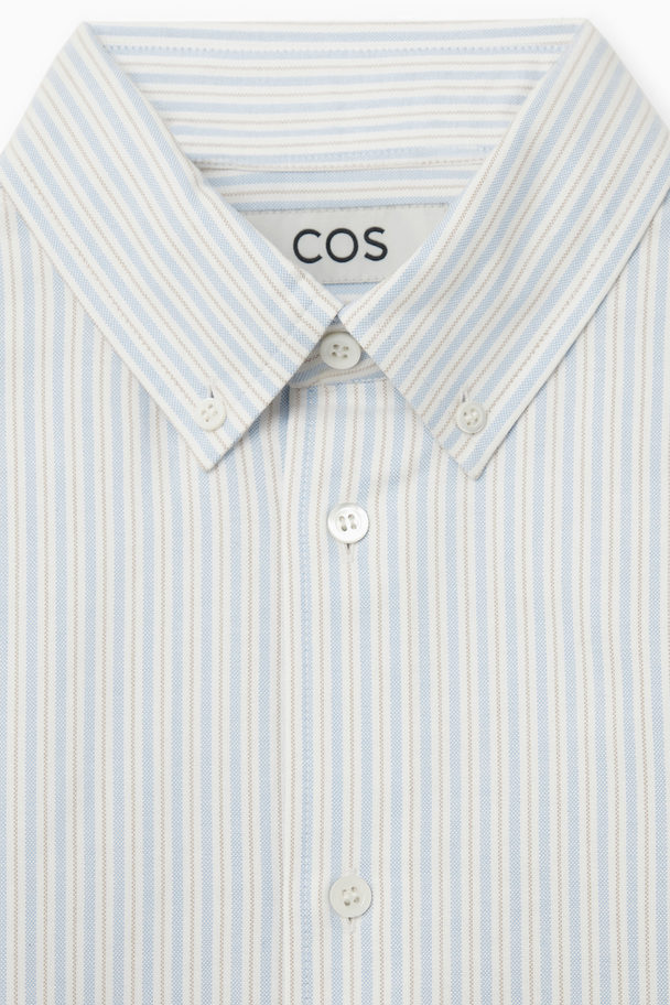 COS OXFORD-HEMD MIT BUTTON-DOWN-KRAGEN HELLBLAU/GESTREIFT